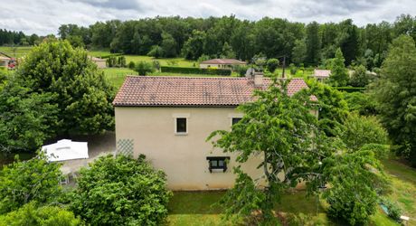 SECTEUR GOURDON - Lumineuse et fonctionnelle Maison de construction traditionnelle avec appartement et double garage indépendants sur 3335 m² arborés