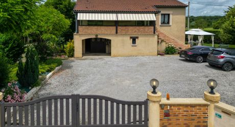SECTEUR GOURDON - Lumineuse et fonctionnelle Maison de construction traditionnelle avec appartement et double garage indépendants sur 3335 m² arborés