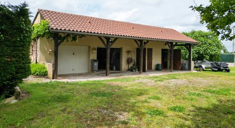 SECTEUR GOURDON - Lumineuse et fonctionnelle Maison de construction traditionnelle avec appartement et double garage indépendants sur 3335 m² arborés