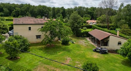 SECTEUR GOURDON - Lumineuse et fonctionnelle Maison de construction traditionnelle avec appartement et double garage indépendants sur 3335 m² arborés