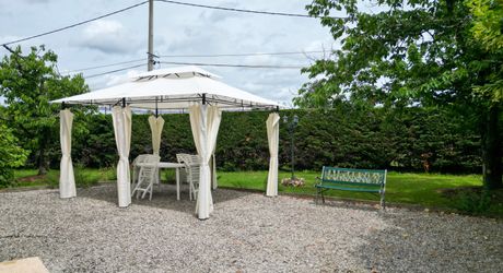 SECTEUR GOURDON - Lumineuse et fonctionnelle Maison de construction traditionnelle avec appartement et double garage indépendants sur 3335 m² arborés