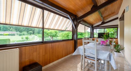 SECTEUR GOURDON - Lumineuse et fonctionnelle Maison de construction traditionnelle avec appartement et double garage indépendants sur 3335 m² arborés