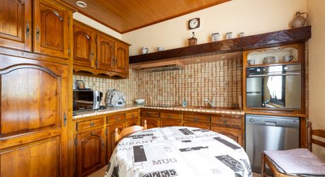 SECTEUR GOURDON - Lumineuse et fonctionnelle Maison de construction traditionnelle avec appartement et double garage indépendants sur 3335 m² arborés