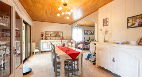 SECTEUR GOURDON - Lumineuse et fonctionnelle Maison de construction traditionnelle avec appartement et double garage indépendants sur 3335 m² arborés