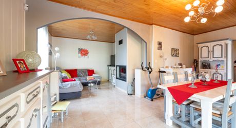 SECTEUR GOURDON - Lumineuse et fonctionnelle Maison de construction traditionnelle avec appartement et double garage indépendants sur 3335 m² arborés