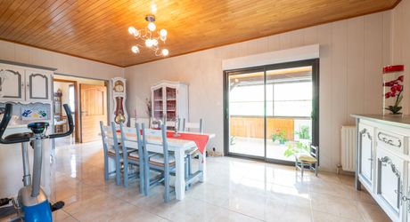 SECTEUR GOURDON - Lumineuse et fonctionnelle Maison de construction traditionnelle avec appartement et double garage indépendants sur 3335 m² arborés
