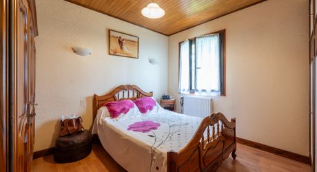 SECTEUR GOURDON - Lumineuse et fonctionnelle Maison de construction traditionnelle avec appartement et double garage indépendants sur 3335 m² arborés