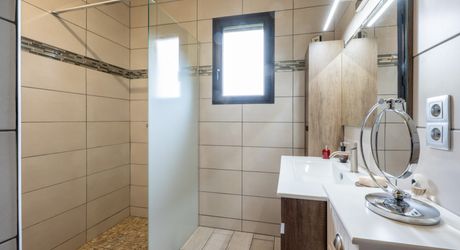 SECTEUR GOURDON - Lumineuse et fonctionnelle Maison de construction traditionnelle avec appartement et double garage indépendants sur 3335 m² arborés