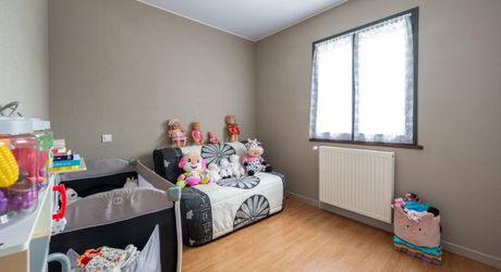 SECTEUR GOURDON - Lumineuse et fonctionnelle Maison de construction traditionnelle avec appartement et double garage indépendants sur 3335 m² arborés