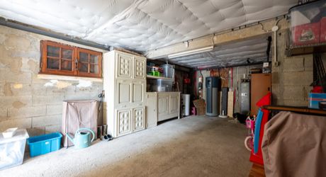 SECTEUR GOURDON - Lumineuse et fonctionnelle Maison de construction traditionnelle avec appartement et double garage indépendants sur 3335 m² arborés