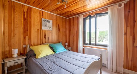 SECTEUR GOURDON - Lumineuse et fonctionnelle Maison de construction traditionnelle avec appartement et double garage indépendants sur 3335 m² arborés