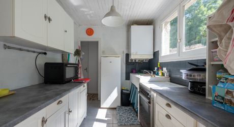 SECTEUR COEUR DE CAUSSE - Agréable Maison de village et dépendances avec bel espace jardin, garage