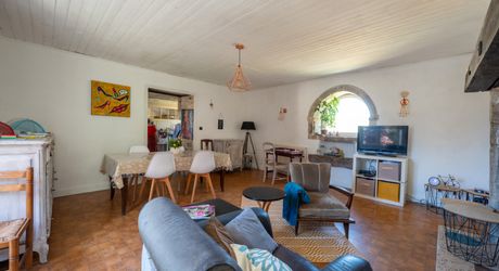 SECTEUR COEUR DE CAUSSE - Agréable Maison de village et dépendances avec bel espace jardin, garage