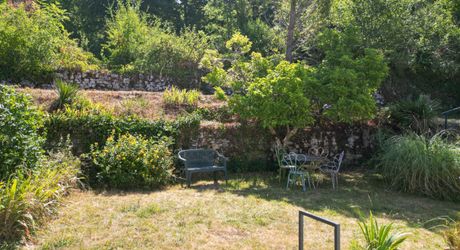 SECTEUR COEUR DE CAUSSE - Agréable Maison de village et dépendances avec bel espace jardin, garage
