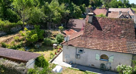 SECTEUR COEUR DE CAUSSE - Agréable Maison de village et dépendances avec bel espace jardin, garage