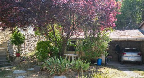 SECTEUR COEUR DE CAUSSE - Agréable Maison de village et dépendances avec bel espace jardin, garage