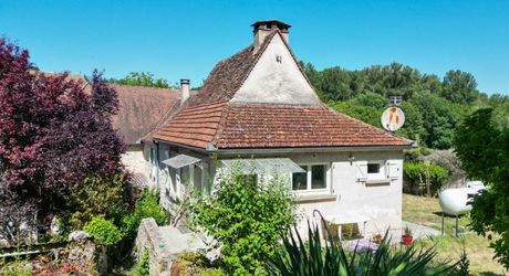 SECTEUR COEUR DE CAUSSE - Agréable Maison de village et dépendances avec bel espace jardin, garage