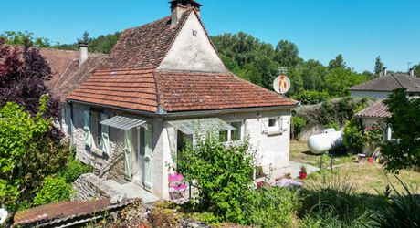 SECTEUR COEUR DE CAUSSE - Agréable Maison de village et dépendances avec bel espace jardin, garage