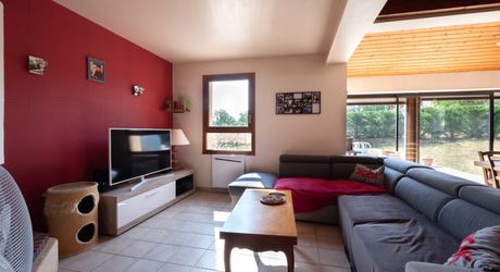 EXCLUSIVITE - Secteur Gourdon - Agréable et fonctionnelle Maison Contemporaine sur 2070 m² arborés proche commerces