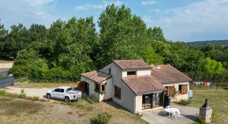 EXCLUSIVITE - Secteur Gourdon - Agréable et fonctionnelle Maison Contemporaine sur 2070 m² arborés proche commerces