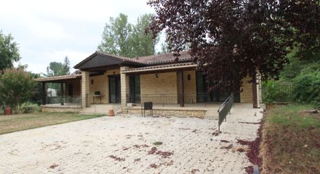 SECTEUR GOURDON - Maison contemporaine - deux appartements indépendants sur environ 4500 m² arborés
