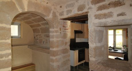 Secteur Figeac - Agréable Maison de village en pierre avec grange, parking et jardin
