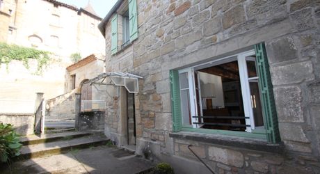 Secteur Figeac - Agréable Maison de village en pierre avec grange, parking et jardin