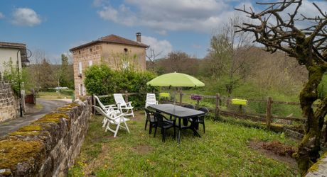 Secteur Figeac - Agréable Maison de village en pierre avec grange, parking et jardin