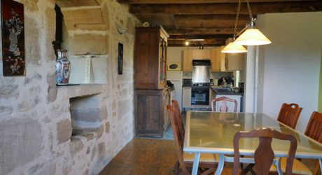 Secteur Figeac - Agréable Maison de village en pierre avec grange, parking et jardin