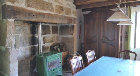 Secteur Figeac - Agréable Maison de village en pierre avec grange, parking et jardin