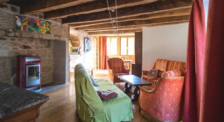 Secteur Figeac - Agréable Maison de village en pierre avec grange, parking et jardin