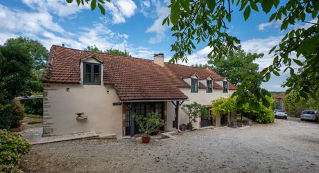 SECTEUR CATUS. Ancien Corps de ferme avec 2 gites et annexe sur 9070 m² arborés avec espace piscine