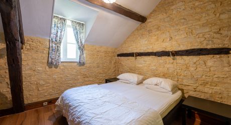 SECTEUR CATUS. Ancien Corps de ferme avec 2 gites et annexe sur 9070 m² arborés avec espace piscine