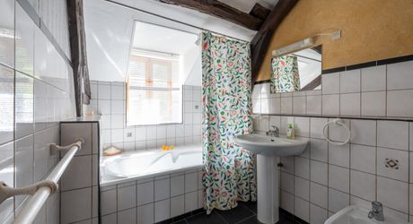 SECTEUR CATUS. Ancien Corps de ferme avec 2 gites et annexe sur 9070 m² arborés avec espace piscine