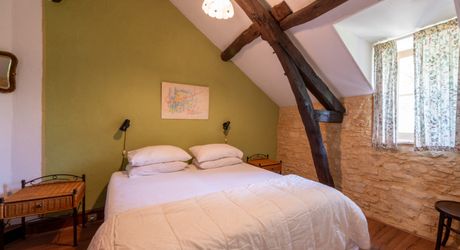 SECTEUR CATUS. Ancien Corps de ferme avec 2 gites et annexe sur 9070 m² arborés avec espace piscine