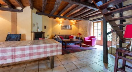 SECTEUR CATUS. Ancien Corps de ferme avec 2 gites et annexe sur 9070 m² arborés avec espace piscine
