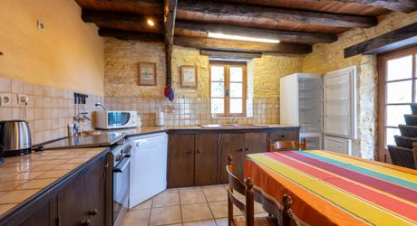 SECTEUR CATUS. Ancien Corps de ferme avec 2 gites et annexe sur 9070 m² arborés avec espace piscine