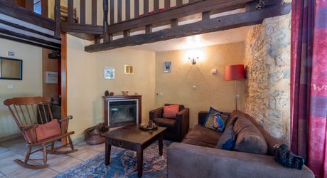 SECTEUR CATUS. Ancien Corps de ferme avec 2 gites et annexe sur 9070 m² arborés avec espace piscine