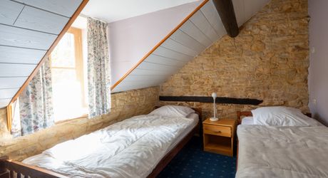 SECTEUR CATUS. Ancien Corps de ferme avec 2 gites et annexe sur 9070 m² arborés avec espace piscine