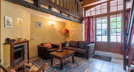SECTEUR CATUS. Ancien Corps de ferme avec 2 gites et annexe sur 9070 m² arborés avec espace piscine