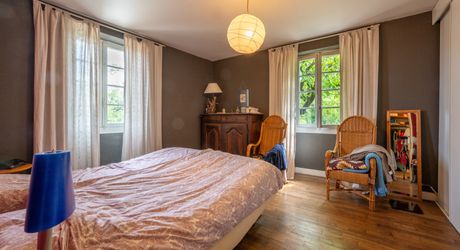 SECTEUR CATUS. Ancien Corps de ferme avec 2 gites et annexe sur 9070 m² arborés avec espace piscine