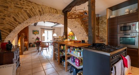 SECTEUR CATUS. Ancien Corps de ferme avec 2 gites et annexe sur 9070 m² arborés avec espace piscine