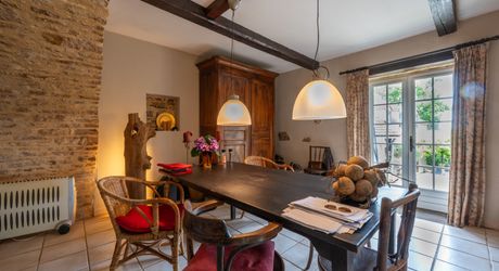 SECTEUR CATUS. Ancien Corps de ferme avec 2 gites et annexe sur 9070 m² arborés avec espace piscine