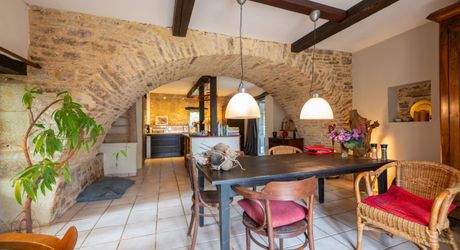SECTEUR CATUS. Ancien Corps de ferme avec 2 gites et annexe sur 9070 m² arborés avec espace piscine