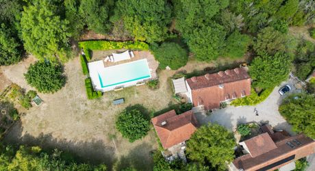 SECTEUR CATUS. Ancien Corps de ferme avec 2 gites et annexe sur 9070 m² arborés avec espace piscine