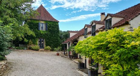 SECTEUR CATUS. Ancien Corps de ferme avec 2 gites et annexe sur 9070 m² arborés avec espace piscine