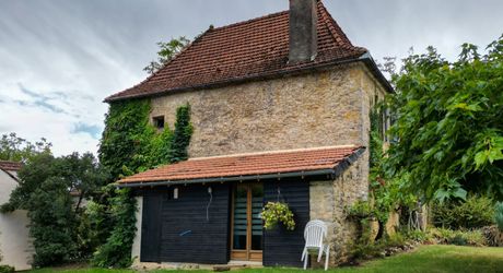 SECTEUR CATUS. Ancien Corps de ferme avec 2 gites et annexe sur 9070 m² arborés avec espace piscine