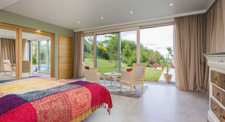 EXCLUSIVITE - Remarquable Propriété de charme avec vue imprenable sur 2ha72 avec piscine 
