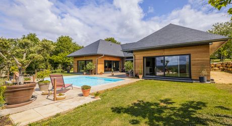 EXCLUSIVITE - Remarquable Propriété de charme avec vue imprenable sur 2ha72 avec piscine 