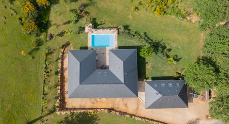 EXCLUSIVITE - Remarquable Propriété de charme avec vue imprenable sur 2ha72 avec piscine 